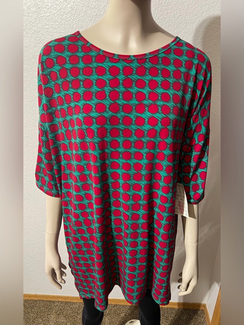 OVERSIZED MEDIUM NWT SEE PICS CLOSET CLEAR OUT ALL LULAROE MAKE AN OFFER BUNDLE!